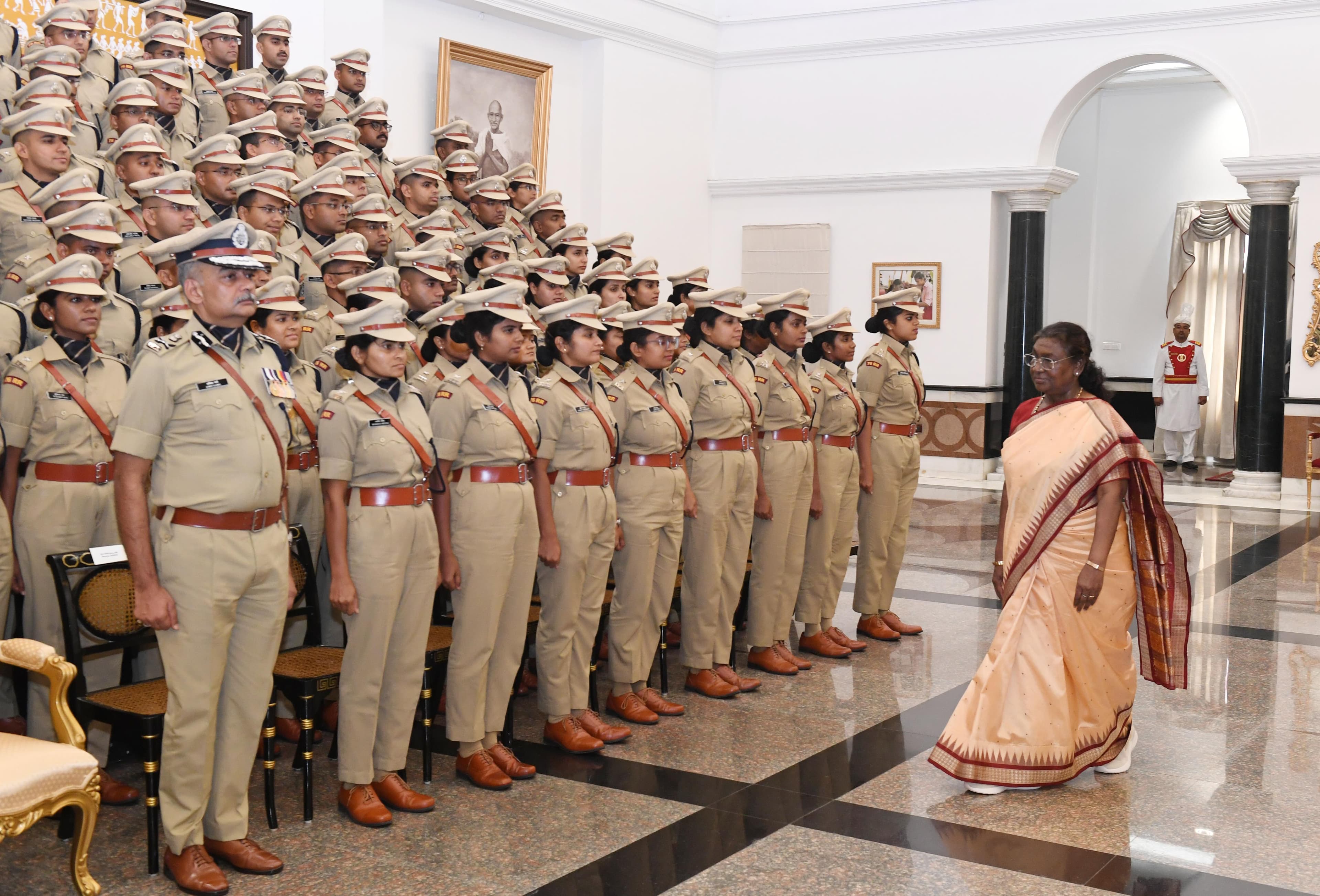 A group of Police probationers of 2023 batch called on the President, Smt Droupadi Murmu at Rashtrapati Bhavan, on September 30, 2024. (PIB Photo)